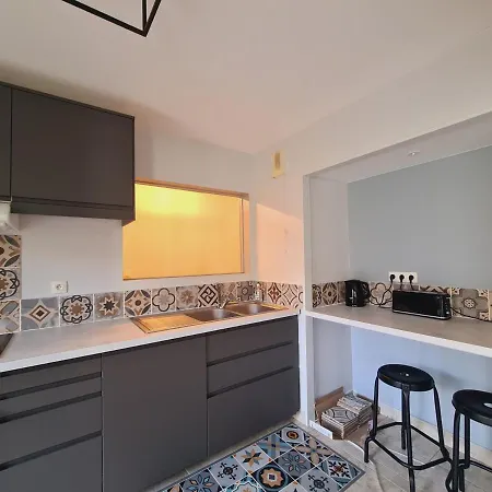 Spacieux, Centre Ville, 2 Chambres, Parking, Proche Toutes Commodites - Fr-1-485-122